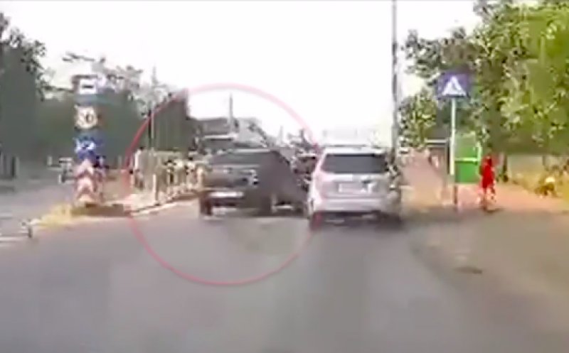 Fetiță de 8 ani, spulerată pe trecerea de pietoni. Momentul a fost surprins de o cameră de bord