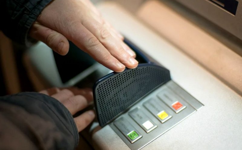 Un bărbat a fost bătut și ucis imedia după ce și-a scos banii de la bancomat. Cum l-a urmărit tâlharul