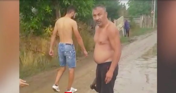 Scandal în plină stradă. Șofer de TIR atacat după ce s-a certat cu o adolescentă: „De ce ai ieşit cu toporul la mine, mă?”