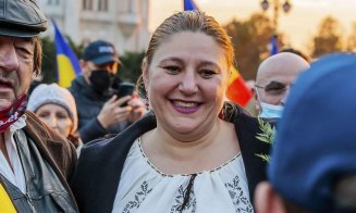 Diana Șoșoacă, viitoarea senatoare AUR,  s-a lăudat pe Facebook: „Mi-am dat masca șos la Cotroceni, SPP a înlemnit”