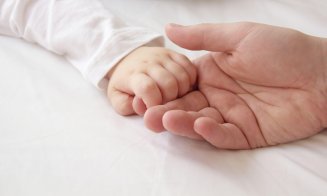 Un bebeluș de două luni a murit în chinuri groaznice. Medicii i-au uitat un ac în corp