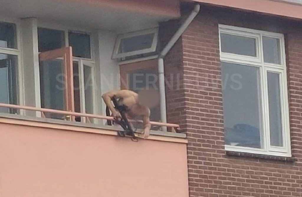 Un bărbat nervos și-a scos pușca și a început să tragă de la balcon. Doi bărbați au fost uciși