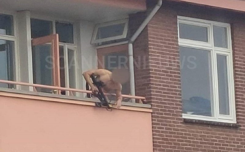 Un bărbat nervos și-a scos pușca și a început să tragă de la balcon. Doi bărbați au fost uciși