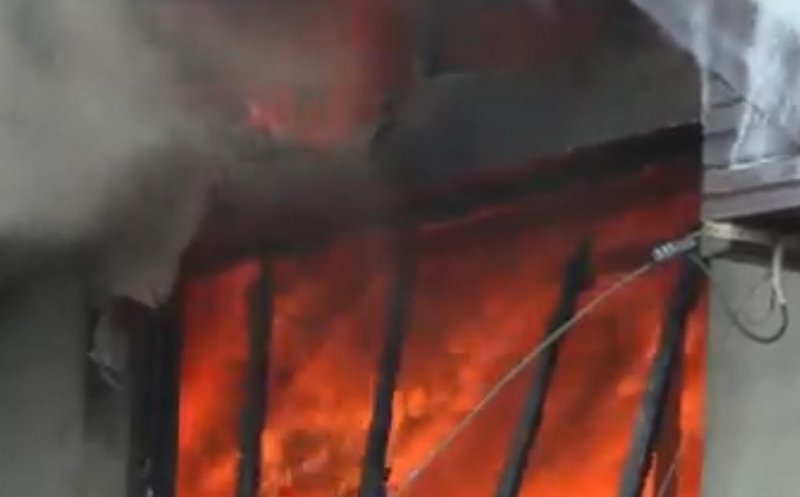 Două fetițe de 9 și 11 ani au dat foc la două case. Cele două se jucau cu chibriturile