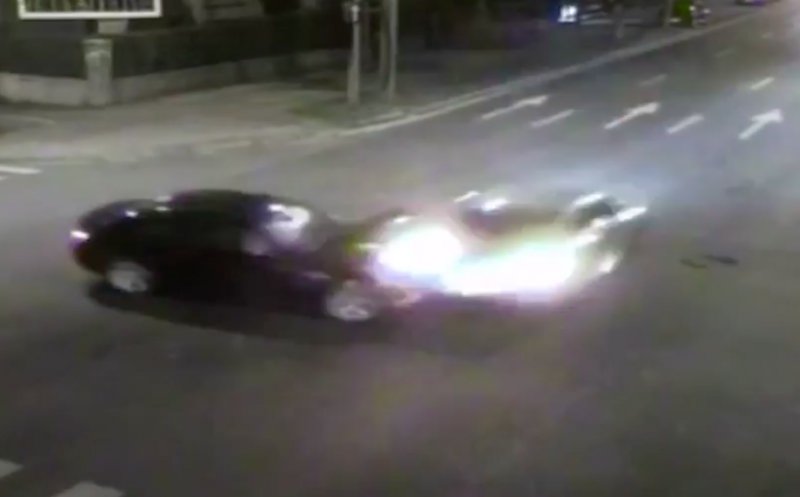 Un Bentley și un BMW s-au CIOCNIT puternic într-o intersecție. Care mașină s-a făcut mai praf