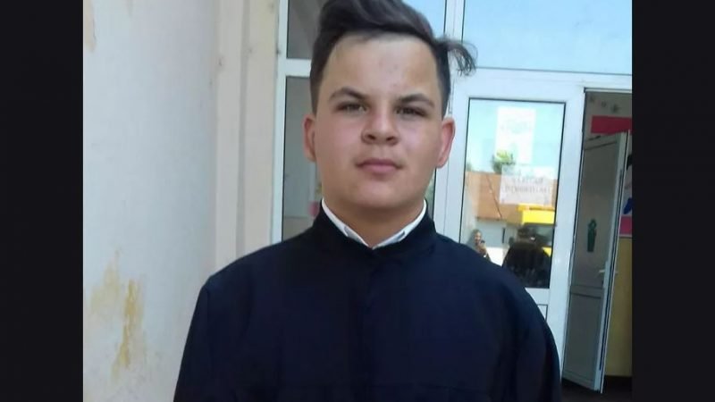 Sfârșit tragic pentru un tânăr de 18 ani care a vrut să ajungă preot! Băiatul a fost găsit spâzurat în curtea casei