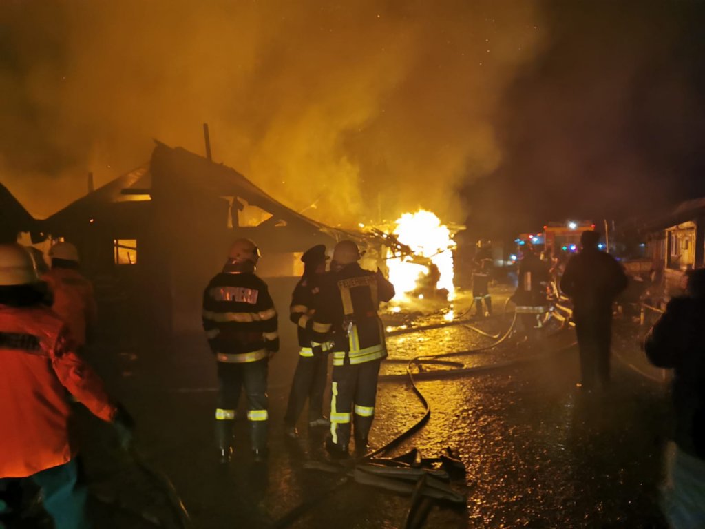 20 de case dintr-un cartier au ars în urma unui incendiu violent. 230 de persoane au rămas pe drumuri