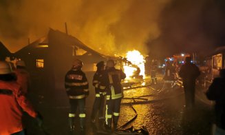 20 de case dintr-un cartier au ars în urma unui incendiu violent. 230 de persoane au rămas pe drumuri