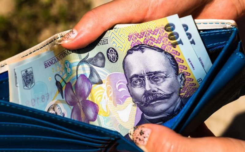 Românii vor primi bani de la stat! Decizia intră în vigoare de la 1 iulie
