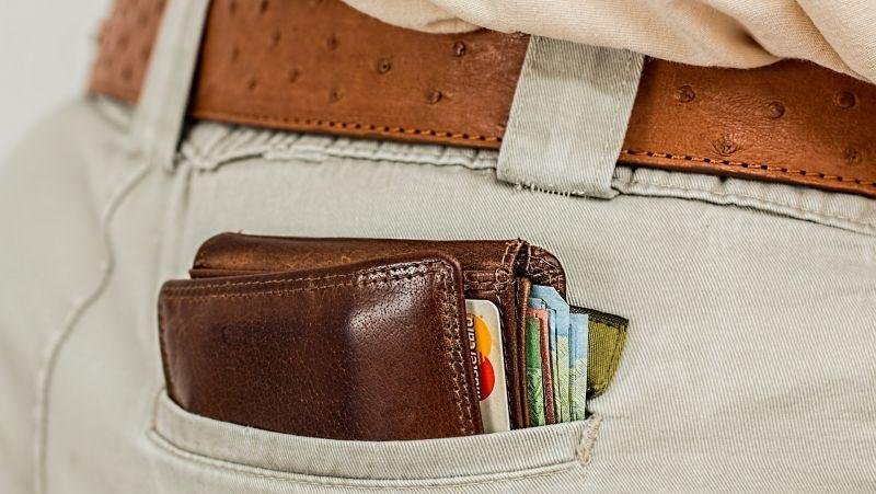 Vești bune pentru mame și femei pensionate! Câți bani vor primi de la stat