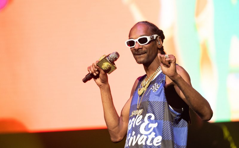 Snoop Dogg a postat un videoclip în care fumează și ascultă Florin Salam