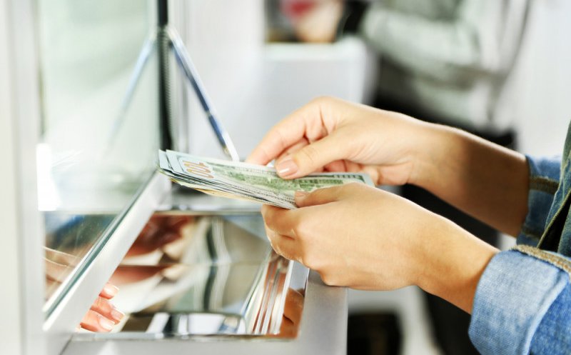 Anunț dezastruos pentru românii care au rate la bancă