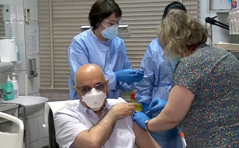 Raed Arafat s-a vaccinat, luni, în direct