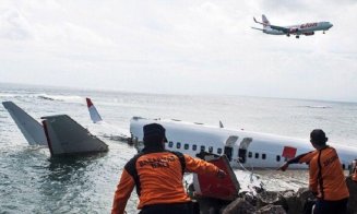 Există un martor la prăbuşirea avionului din Indonezia: "Am văzut cum cădea şi apoi a explodat. Mare minune că nu m-a lovit"
