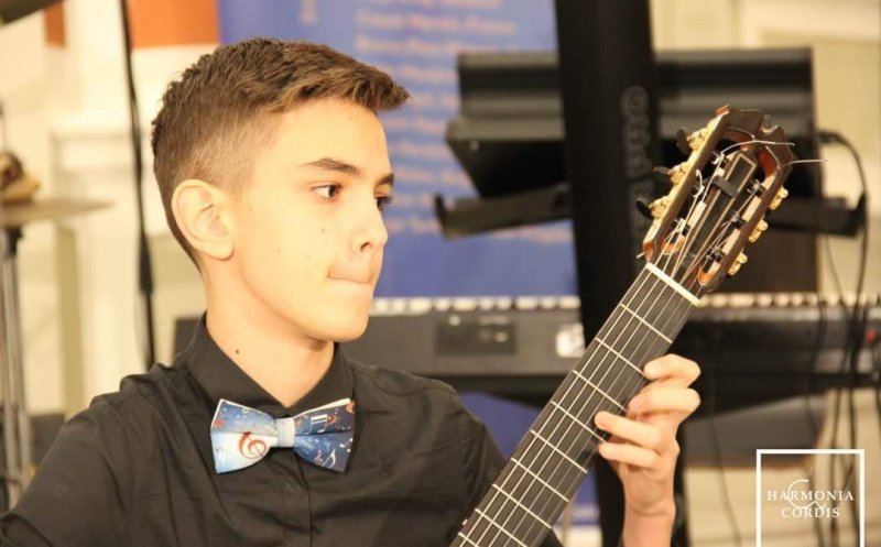 Polițistul Marian Godina promovează un tânăr chitarist clujean în vârstă de 14 ani