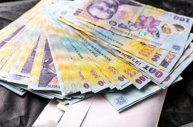 O parte dintre români au primit o sumă de bani și i-au economisit pentru „zile negre”
