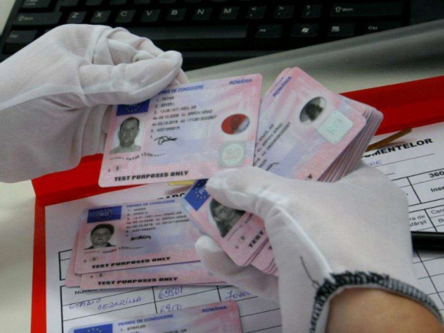 Permis auto contra cost. Mărturia unui șofer: „Polițistul m-a amenințat că dacă nu îi dau bani, va fi rău pentru mine”