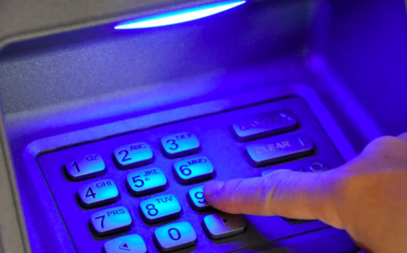 Avertisment pentru cei care scot bani de la bancomat! Toți românii trebuie să facă asta