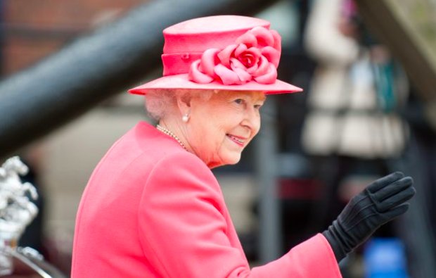 10 Curiozităţi despre Regina Elisabeta a II–a. Putea conduce mașina fără a avea permis