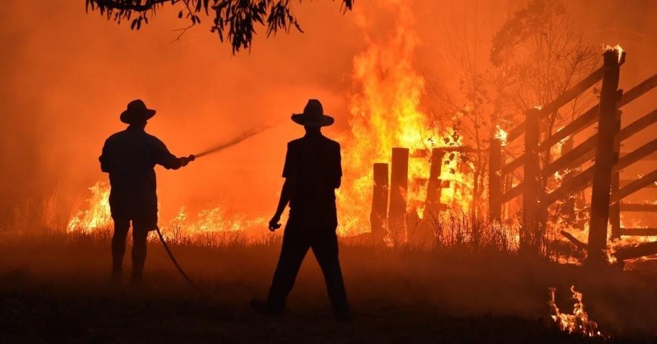 Două case au fost distruse de un incendiu. 13 persoane au rămas în stradă