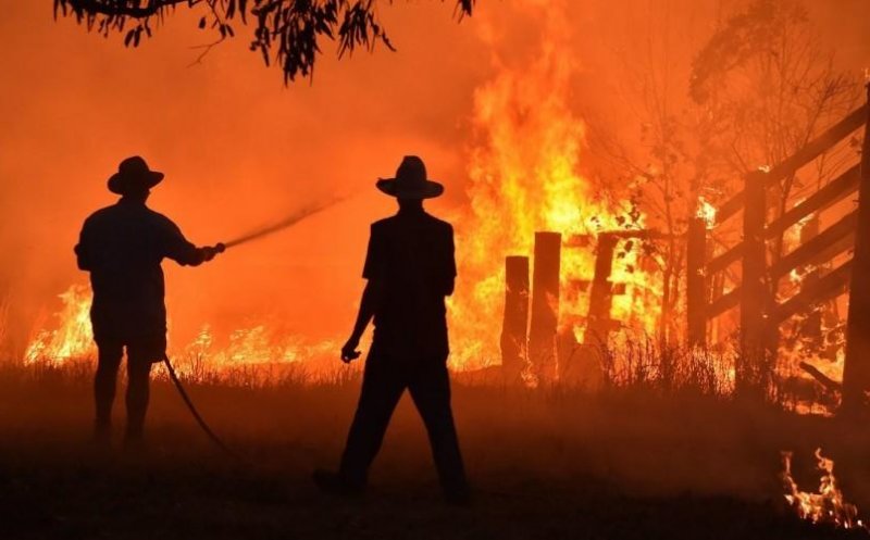 Două case au fost distruse de un incendiu. 13 persoane au rămas în stradă