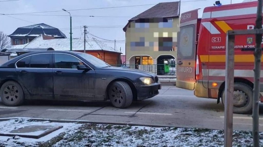 Un şofer cu BMW a blocat o ambulanţă care avea de preluat un pacient în comă