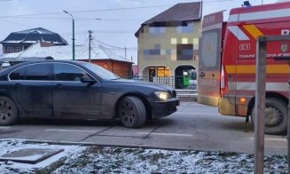 Un şofer cu BMW a blocat o ambulanţă care avea de preluat un pacient în comă
