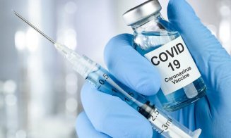 Tot mai multe persoane se îmbolnavesc de COVID-19 după prima doza de vaccin. Care e explicația