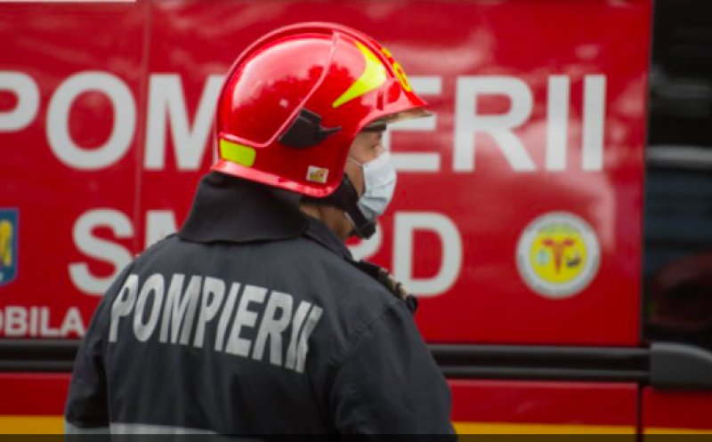 O femeie însărcinată, rănită într-un accident. A fost prinsă între un microbuz şi alte două maşini