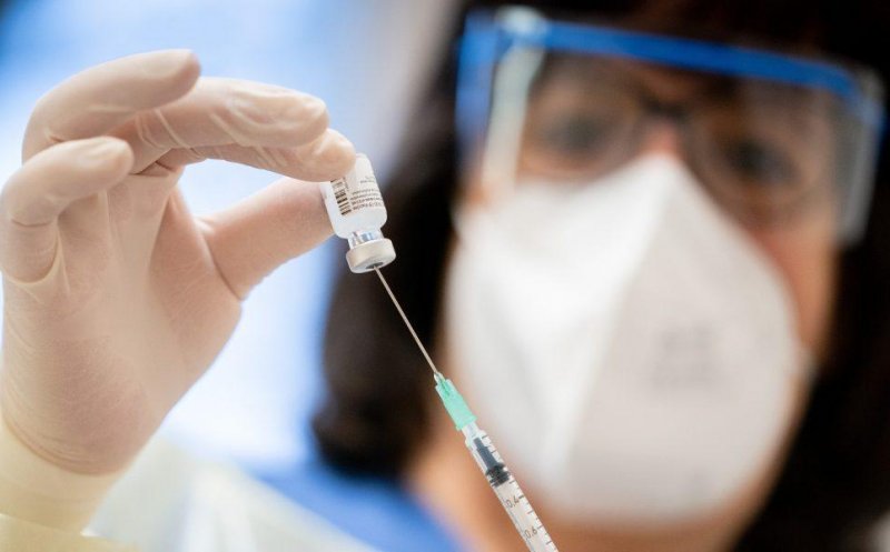 Centrele de vaccinare rămase fără personal din cauza redeschiderii școlilor