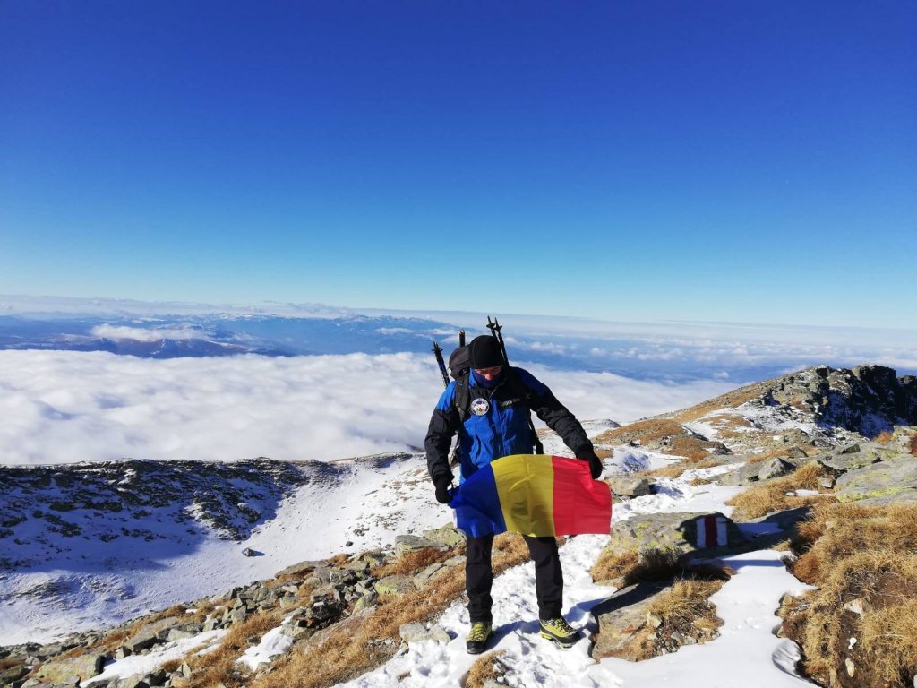 Drapelul României, arborat la 2.519 m altitudine de 1 decembrie