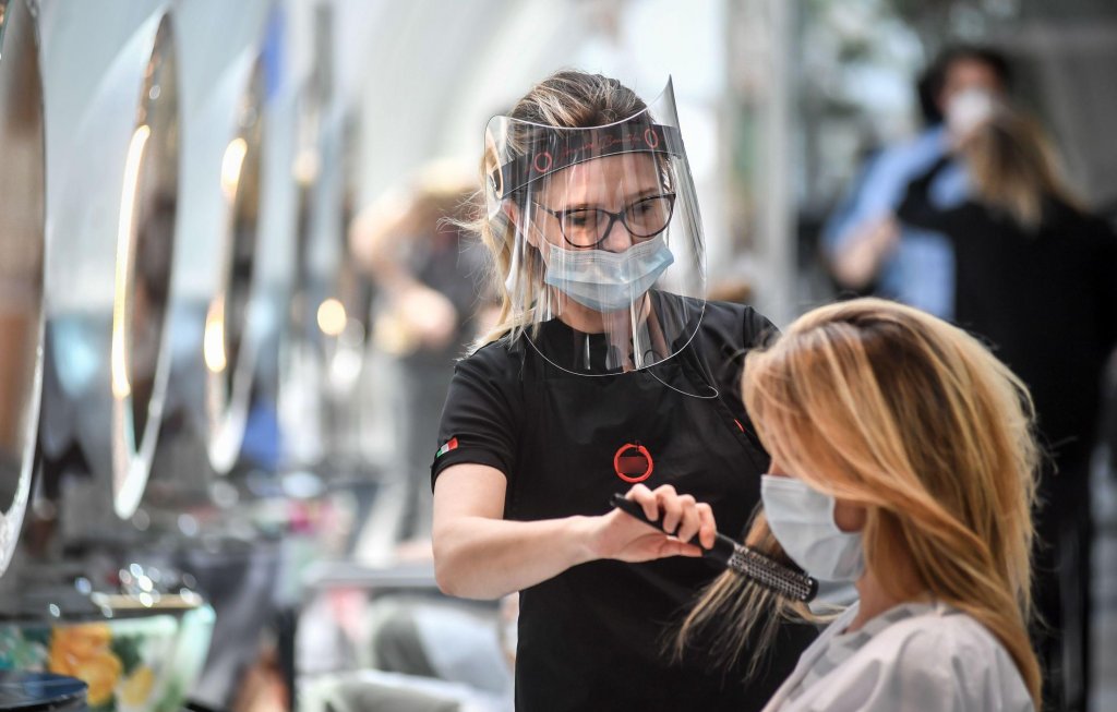 Într-o țară din Europa, oamenii merg la frizer sau coafor doar cu un test COVID negativ