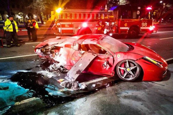 Un tânăr de 22 de ani a închiriat un Ferrari de 300.000 de dolari și l-a făcut zob după câteva minute
