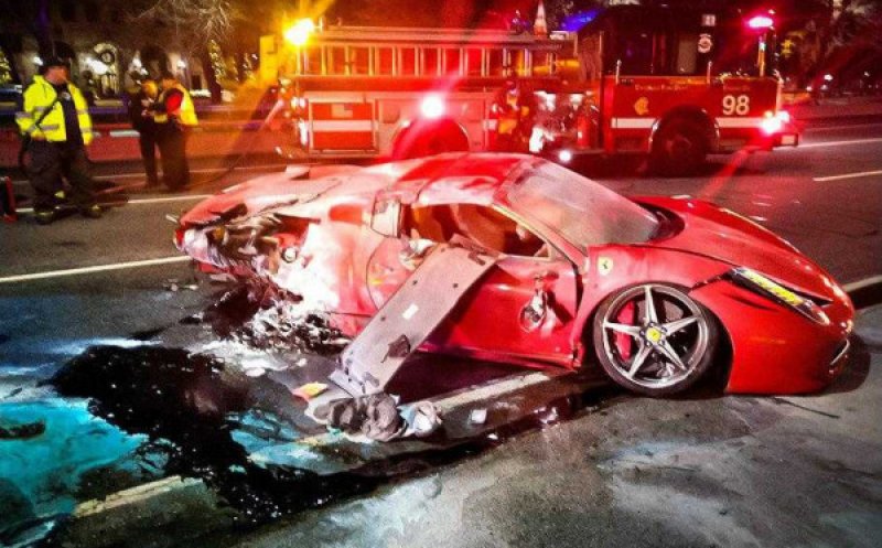 Un tânăr de 22 de ani a închiriat un Ferrari de 300.000 de dolari și l-a făcut zob după câteva minute