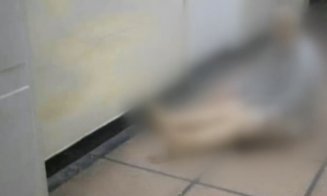 Imagini de groază într-un spital din România: pacienți ținuți goi pe holuri și mizerie de nedescris