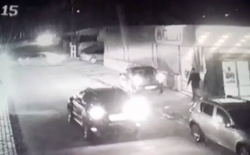 Scene șocante după ce un șofer beat a vrut să calce un bărbat cu mașina. Cum s-a terminat totul