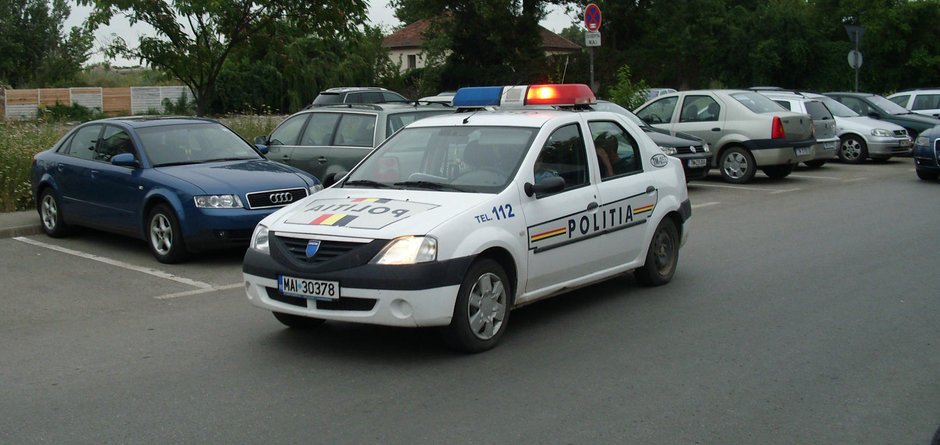 Doi polițiști au fost luaţi pe capotă de o şoferiţă, în timp ce dirijau traficul