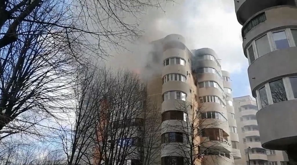 Incendiu de proporții. O femeie s-a aruncat de la etajul șase, pentru a se salva de foc. Care este starea sa