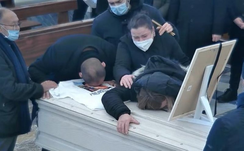 Adescenta româncă ucisă pe un drum din Italia, a fost înmormântată. Părinții fetei s-au prăbușit de durere pe sicriul alb