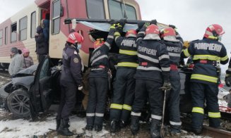 Imagini cu momentul în care un BMW este spulberat de tren. Doi tineri și-au pierdut viața în urma impactului