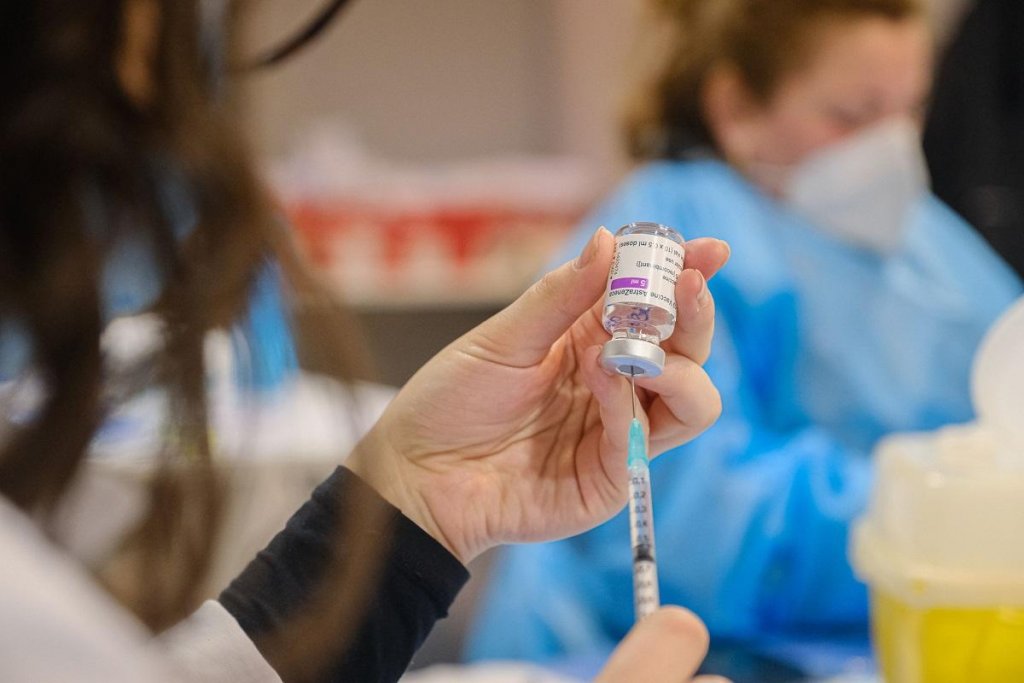 STUDIU: Persoanele care n-au avut Covid au anticorpi mai puţini după rapel, față de persoanele care au avut boala și s-au vaccinat cu prima doză
