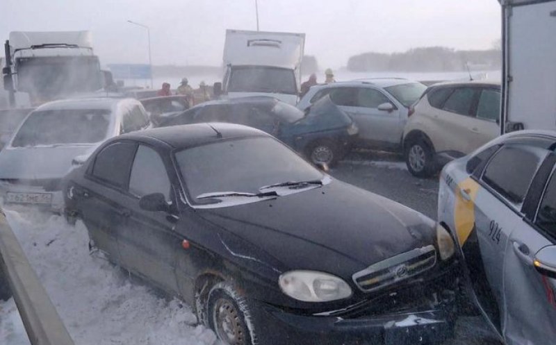 Zeci de maşini s-au ciocnit pe o distanță de 2 kilometri, pe o autostradă îngheţată