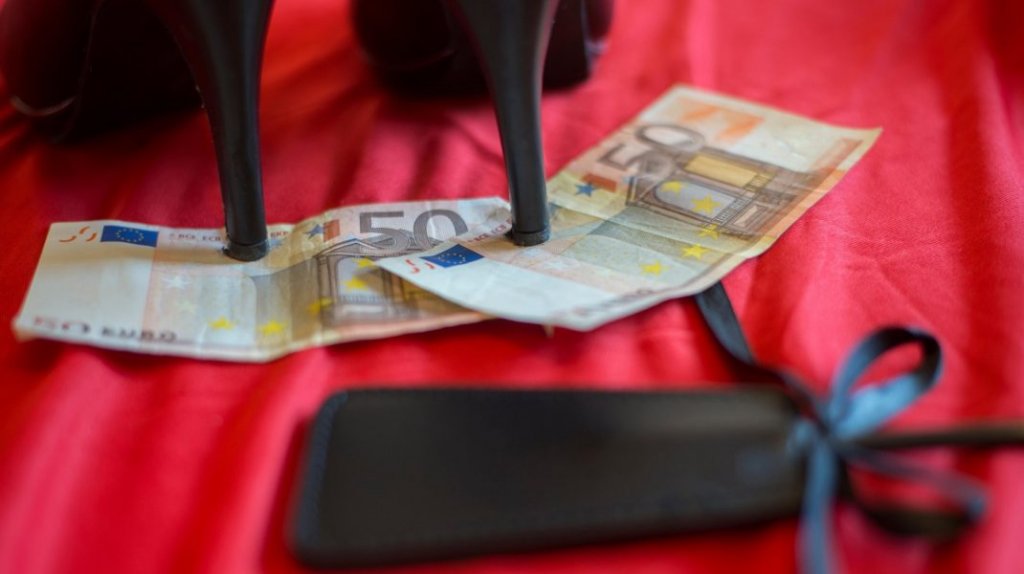 Cinci români au câștigat sume uriașe după ce și-au pus soțiile să facă sex pe bani