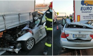 Șofer mort după un impact devastator. A intrat cu BMW-ul sub TIR