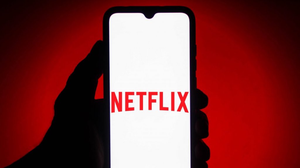 Netflix va verifica dacă utilizatorii locuiesc în aceeași casă. Mai poți împărți contul cu alții?