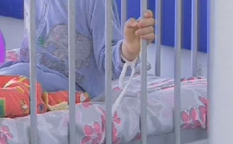 Copiii care au COVID sunt legați de paturi. Unde se întâmplă asta