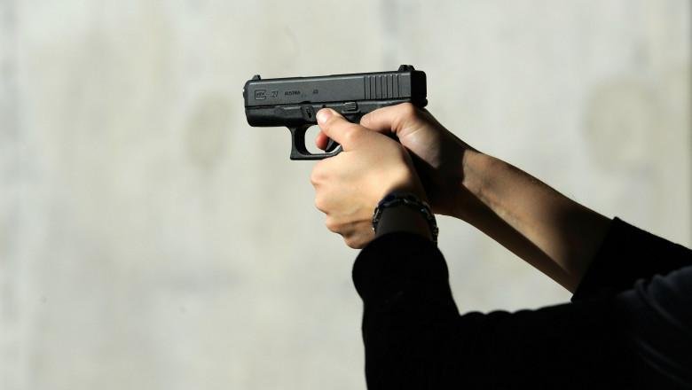 O elevă de 18 ani a fost amenințată cu pistolul în clasă. Cum a intrat individul în școală
