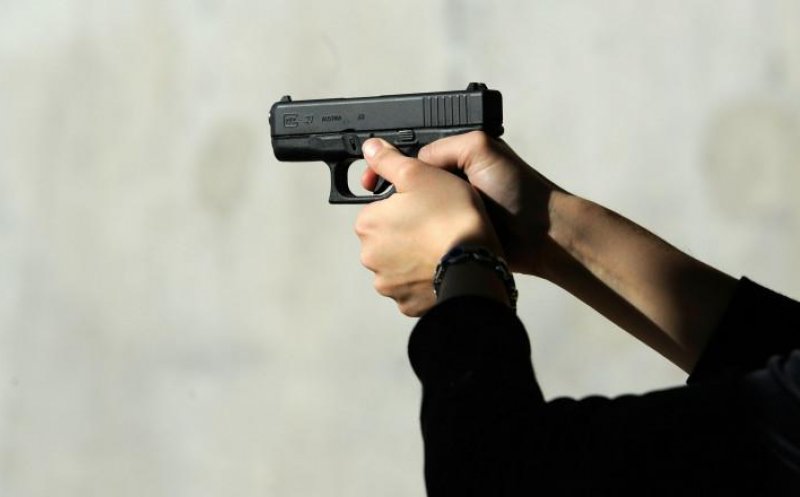 O elevă de 18 ani a fost amenințată cu pistolul în clasă. Cum a intrat individul în școală
