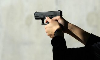 O elevă de 18 ani a fost amenințată cu pistolul în clasă. Cum a intrat individul în școală