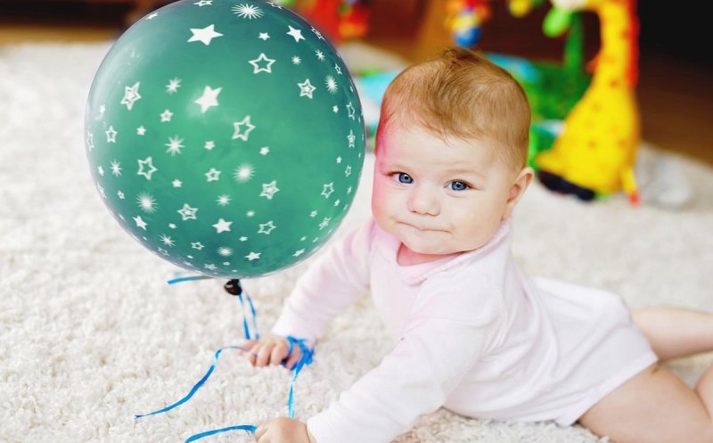 Un bebeluş de opt luni a murit asfixiat. Șnurul unui balon legat de pătuţ i s-a înfăşurat în jurul gâtului